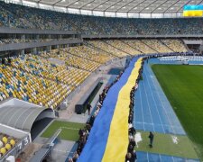 День єднання: у Києві розгорнули 200-метровий прапор України (відео)