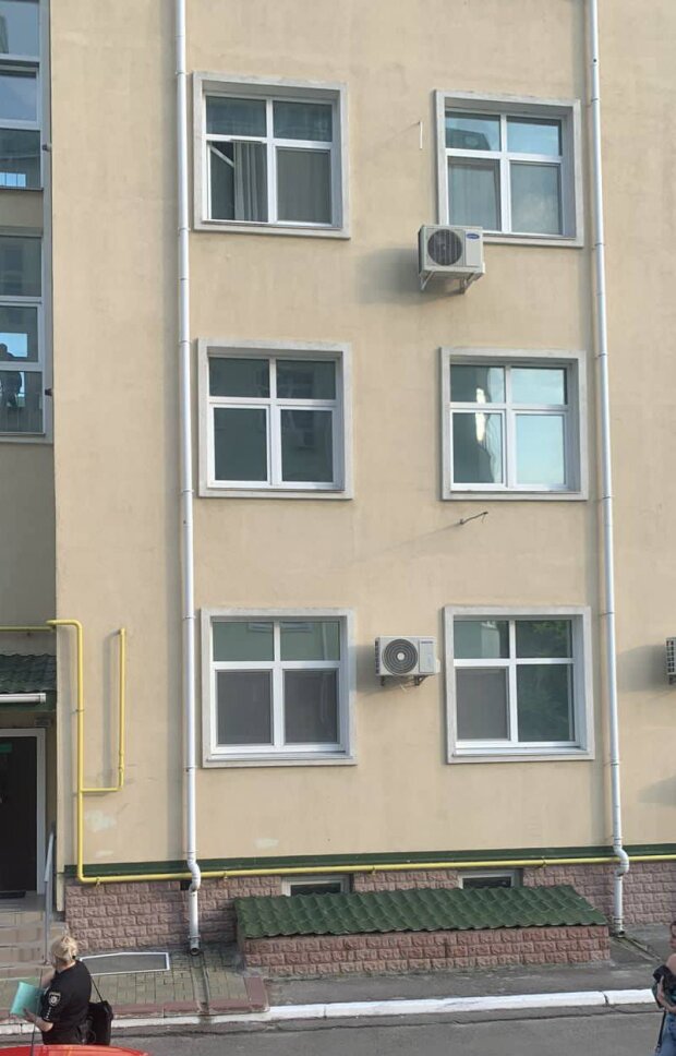 У передмісті Києва з вікна третього поверху випала 4-річна дівчинка