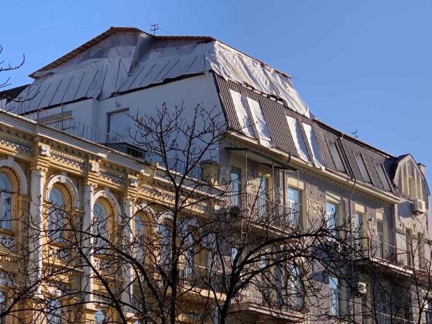 На Антоновича до старовинної будівлі прибудовують жахливу мансарду з балконами (фото)