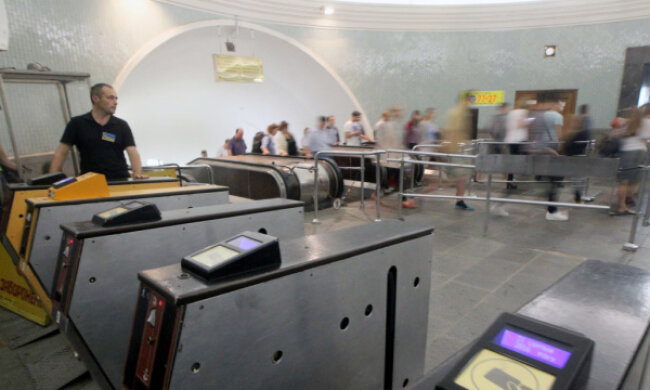На станції метро «Вокзальна» у Києві на капітальний ремонт відправляється ескалатор