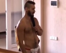 “Преміум-доставка”: їжу в університет приніс голий кур’єр