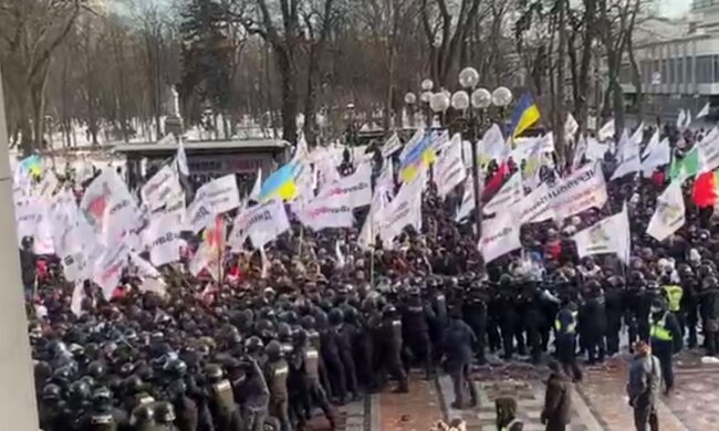 Поліція штурмує сцену ФОПів, рух у центрі Києва перекрито (відео)