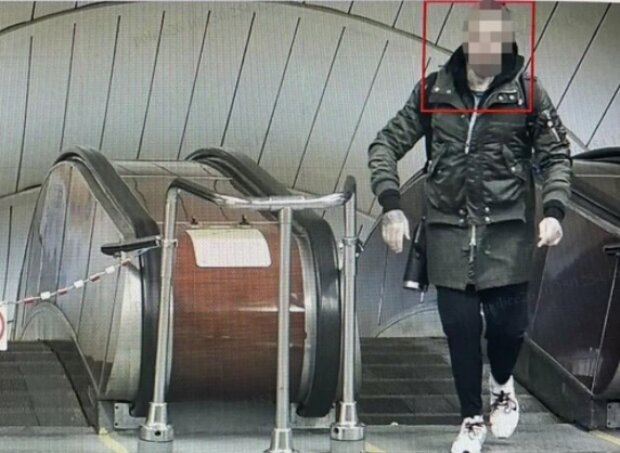 У Києві спіймали іноземця, який погрожував пасажирам метро зброєю