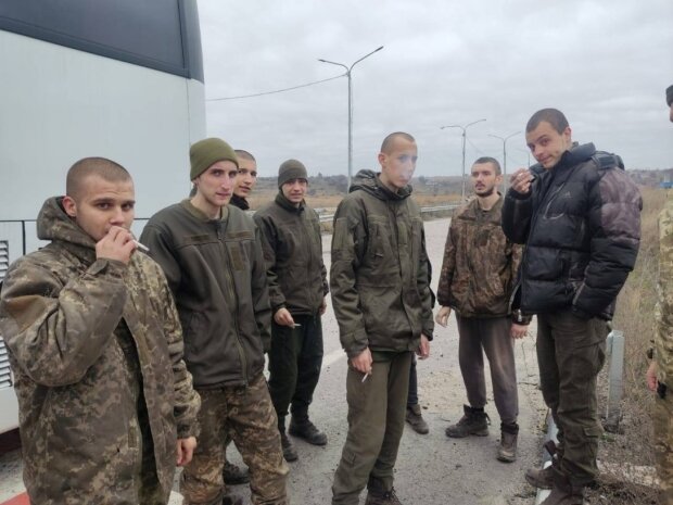 Україна повернула з російського полону захисників острова Зміїний та бійців із Маріуполя (відео)