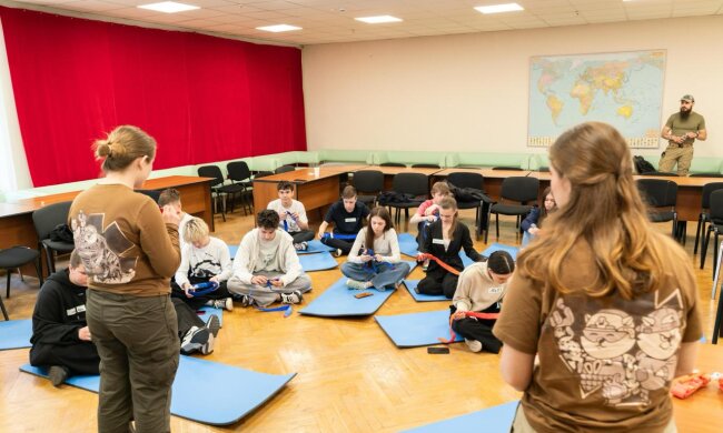 КМВА спільно з БФ "Соломʼянські котики" розпочали пілотний проєкт з навчання столичних школярів домедичній допомозі