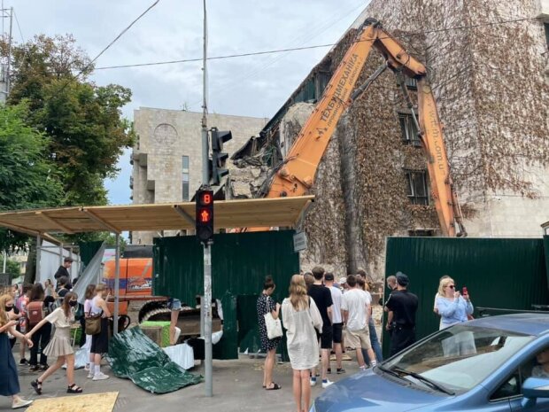 Демонтаж будівлі “Квітів України”: активісти зламали частину паркану