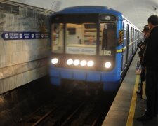 Падіння чоловіка на рейки в метро: причиною могла стати спека