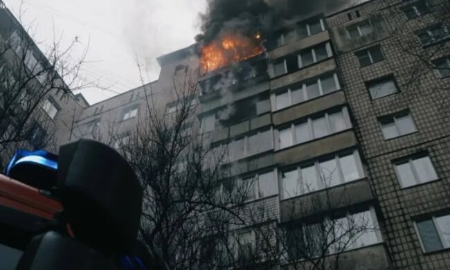 У столичній квартирі пролунав вибух і почалася сильна пожежа, кілька поверхів палало