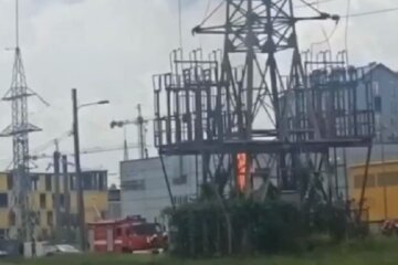 Через пожежу на високовольтній вежі частина Києва залишилась без світла (відео)