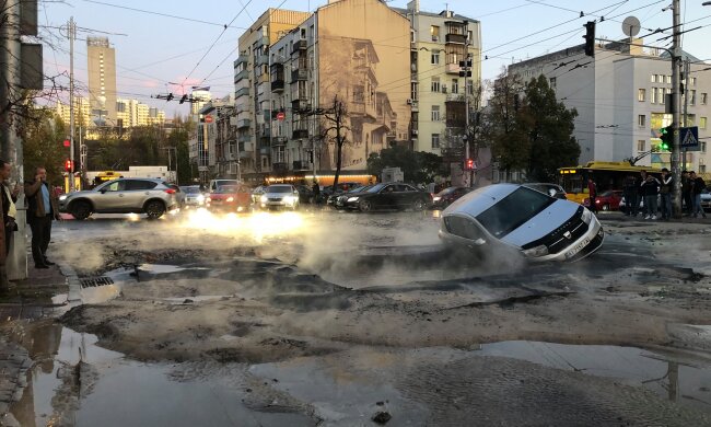 Фонтан з окропом: на Саксаганського знов прорвало трубопровід (фото, відео)