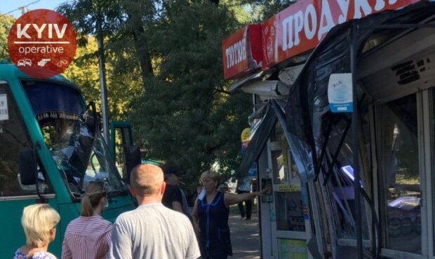 В Києві водій маршрутки заснув за кермом та влетів у МАФ (фото)