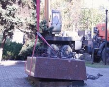 Росіяни демонтували пам’ятник жертвам Голодомору в окупованому Маріуполі