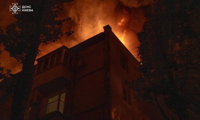 У столиці вночі загорілася покрівля п'ятиповерхівки, евакуювали 150 мешканців