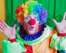 Біля Офісу президента у Києві побили мітлою зеленого клоуна (відео)