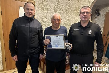 Чоловіку, який у Києві сів у палаючу автівку і врятував інші машини, вручили подяку та іменний годинник