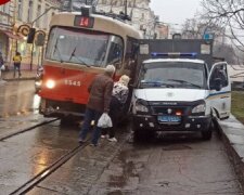 На Подолі автозак і трамвай не поділили дорогу: рух заблоковано
