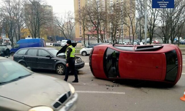 На Виноградарі перекинувся автомобіль (відео)