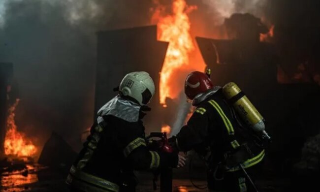 В результаті нічної атаки на Київщині відбулась пожежа на промисловому об'єкті