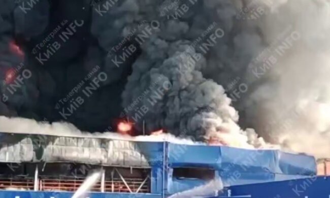 Ворог вдарив по "Епіцентру" на Київщині, спалахнула сильна пожежа