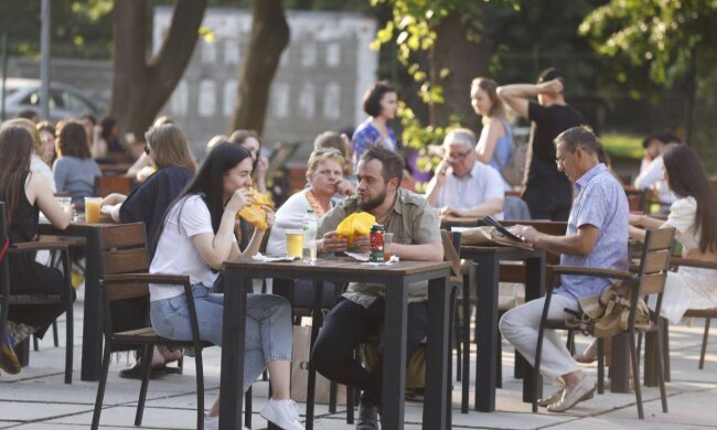 Цифровий сезон: у Києві бізнес масово переходить на онлайн-договори для літніх терас