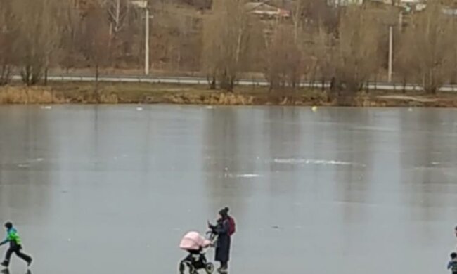 На Оболоні матуся з коляскою гуляла по кризі в +8