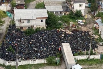 Посеред Києва помітили величезне звалище