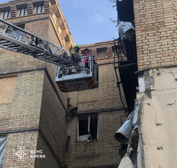 У столиці обвалилася сходова клітина в пошкодженому обстрілом будинку на Солом'янці