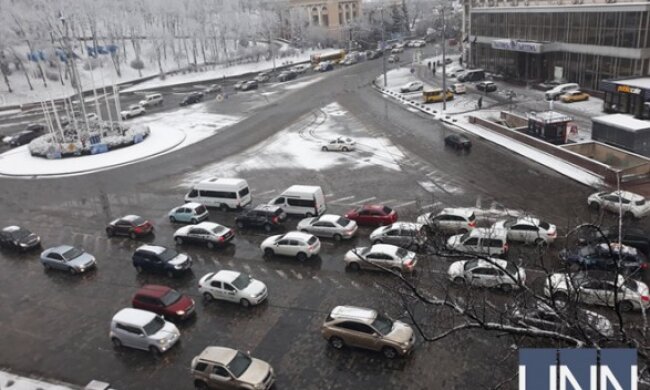 Ранок у Києві після снігопаду розпочався із заторів: де ускладнено рух
