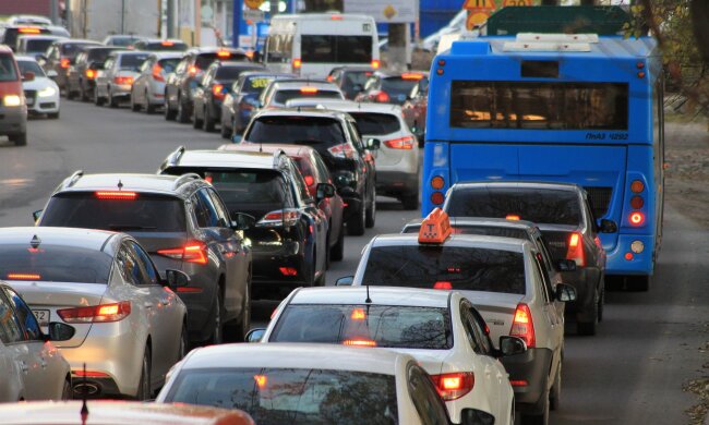Київ скували затори: паралізовані усі мости, у пробках Лівій та Правий берег