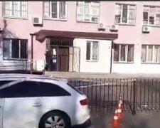 В Києві біля суду сталася стрілянина, поранено людину (відео)