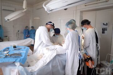 У Києві прооперували хлопчика, який обгорів, видершись на електричку