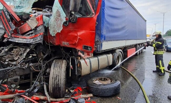 На околиці Києва зіткнулися шість вантажівок (відео)