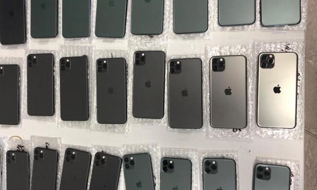 Заховав у штанях: пасажиру з Дубаю довелось розпрощатися з партією новеньких айфонів