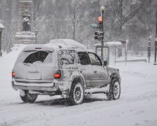 Дощ з мокрим снігом, вітер та ожеледиця: київських водіїв попередили про негоду