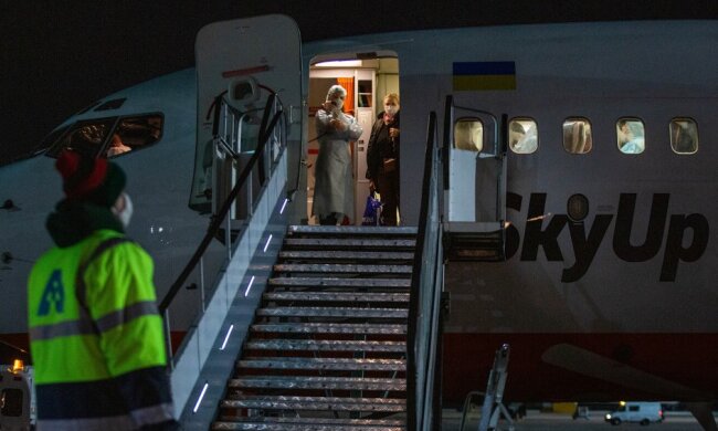 В Києві сів літак з евакуйованими з Італії: пасажирів самоізолювали