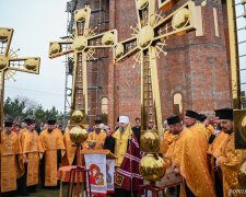 Митрополит ПЦУ Епіфаній освятив хрести на куполах новозбудованого храму на Київщині