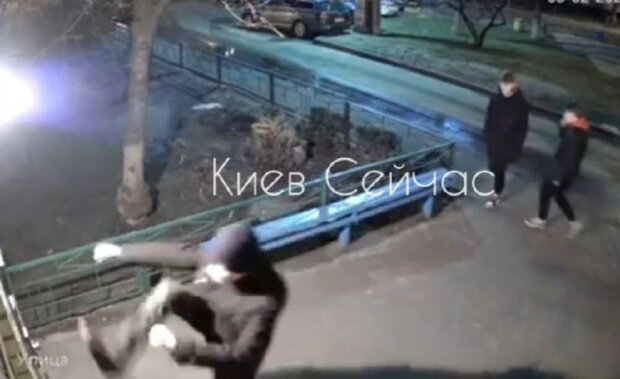 У Києві під Оболонським райсудом підлітки розбили домофон і скрутили камери (відео)