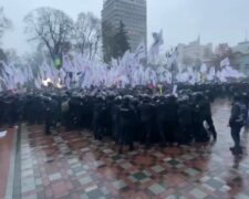 Протести у Верховної Ради переросли в бої з поліцією (відео)