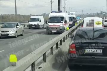 На Північному мосту в Києві розбилася людина (відео)