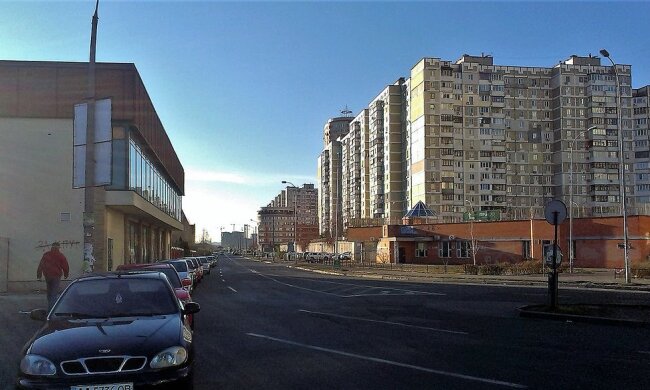 Хотів стрибнути з 7-го поверху: на Позняках патрульні врятували чоловіка від самогубства (відео)