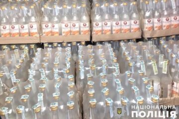 Під Києвом поліція вилучила 4 тисячі пляшок фальшивої горілки
