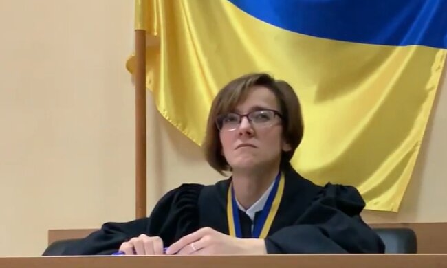 Відмазана суддя звільняє поліцейського, якого звинувачують у катуванні і зґвалтуванні
