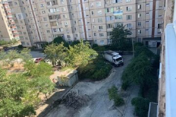 Кілька годин намагались витягнути з ями: на Троєщині сміттєвоз провалився в новенький асфальт