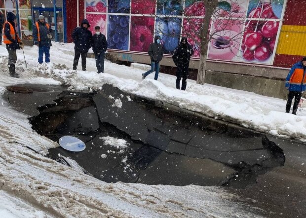 Посеред київської вулиці утворився величезний провал (відео)