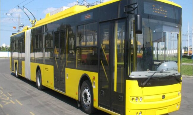 У Києві вантажівка врізалася у тролейбус
