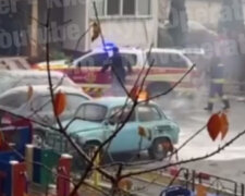 У Києві в дворі раптом загорілась автівка (відео)