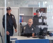 У метро відкрили скляний офіс поліції