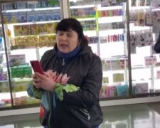 В Києві жінка зайшла в аптеку без маски та погрожувала фармацевту (відео)