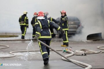 Під час гасіння пожежі в Києві вогнеборці врятували двох людей