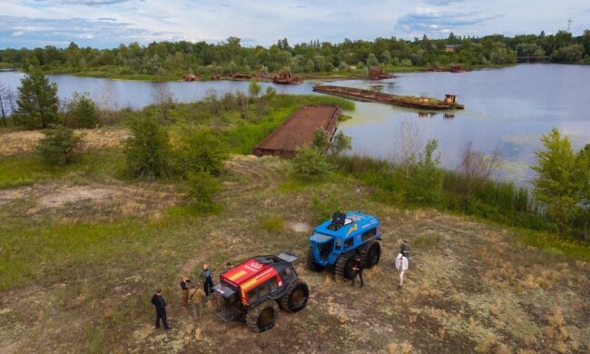 Сушею та водним шляхом: в Зоні відчуження запустили унікальні екскурсії на всюдиході